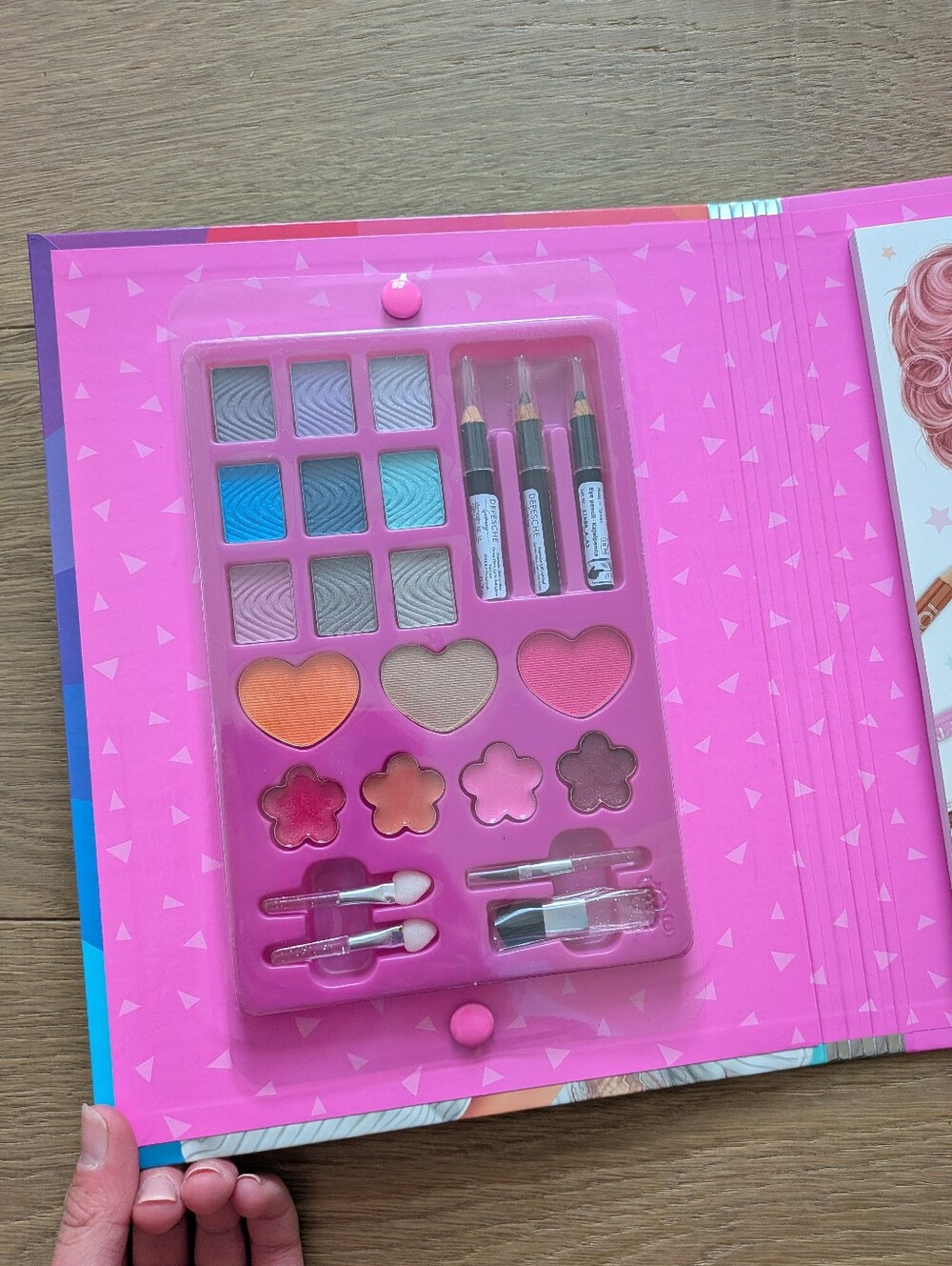 TopModel Make-up Studio- Creative Coloring Book With Make Up Inside! - Picture 3 of 5